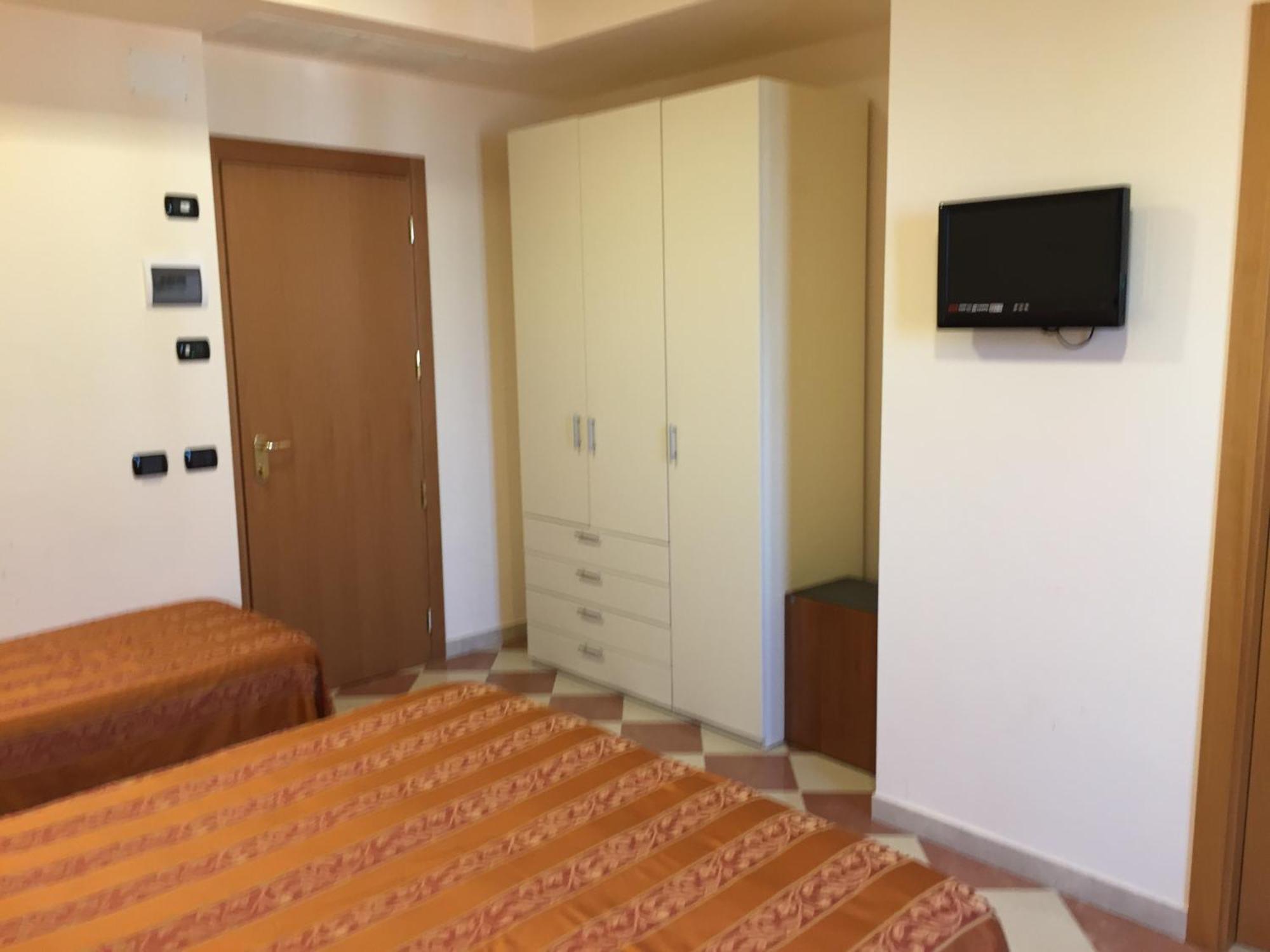 Hotel Fiorella Сенігаллія Номер фото