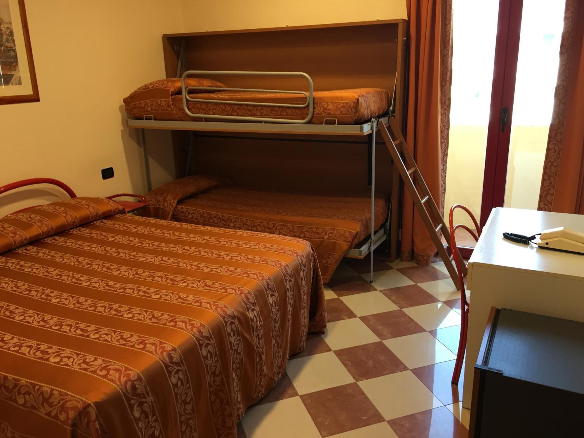 Hotel Fiorella Сенігаллія Номер фото