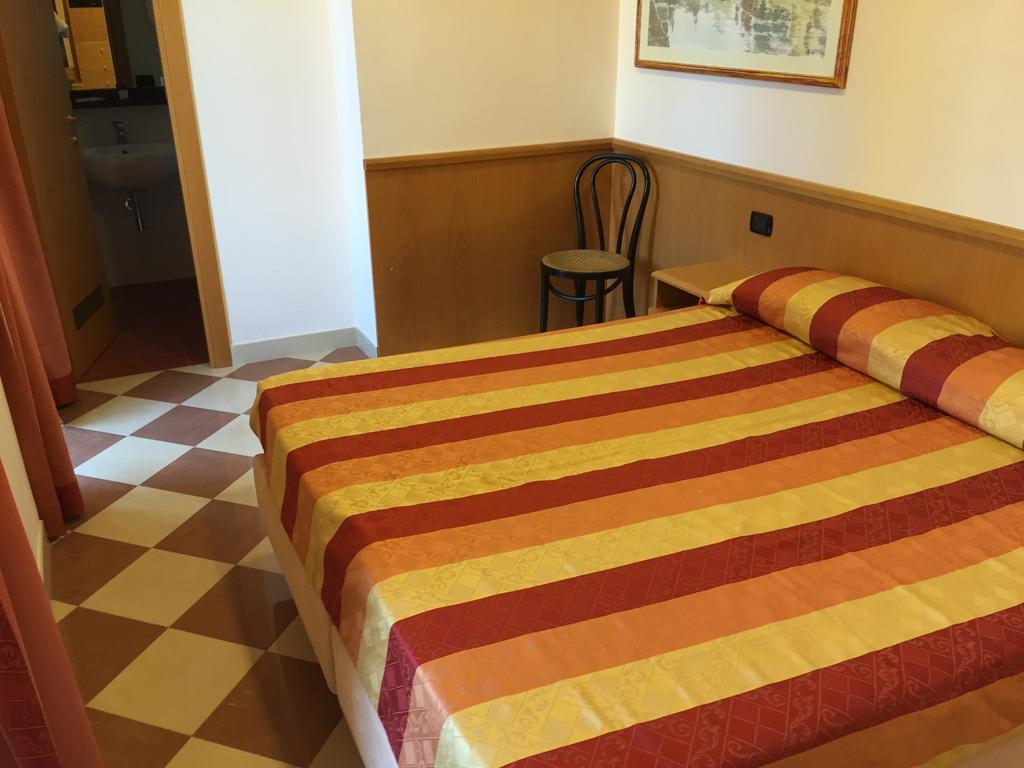 Hotel Fiorella Сенігаллія Номер фото