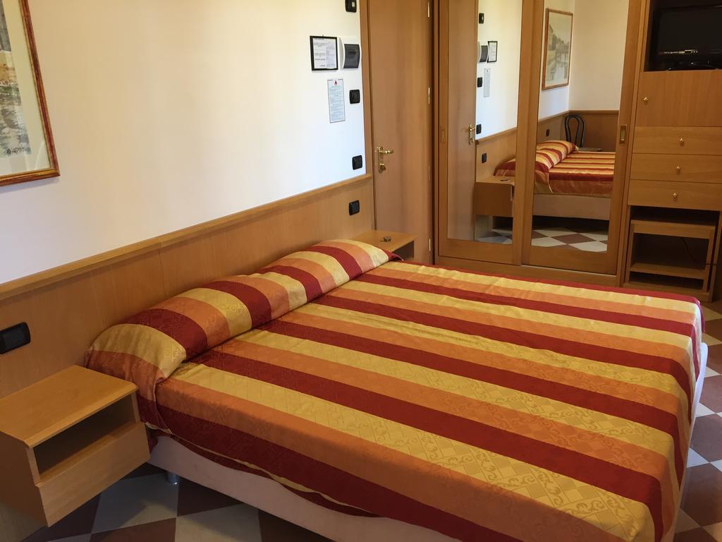 Hotel Fiorella Сенігаллія Номер фото