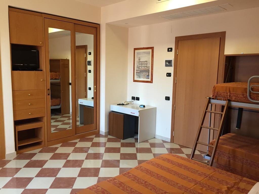 Hotel Fiorella Сенігаллія Номер фото